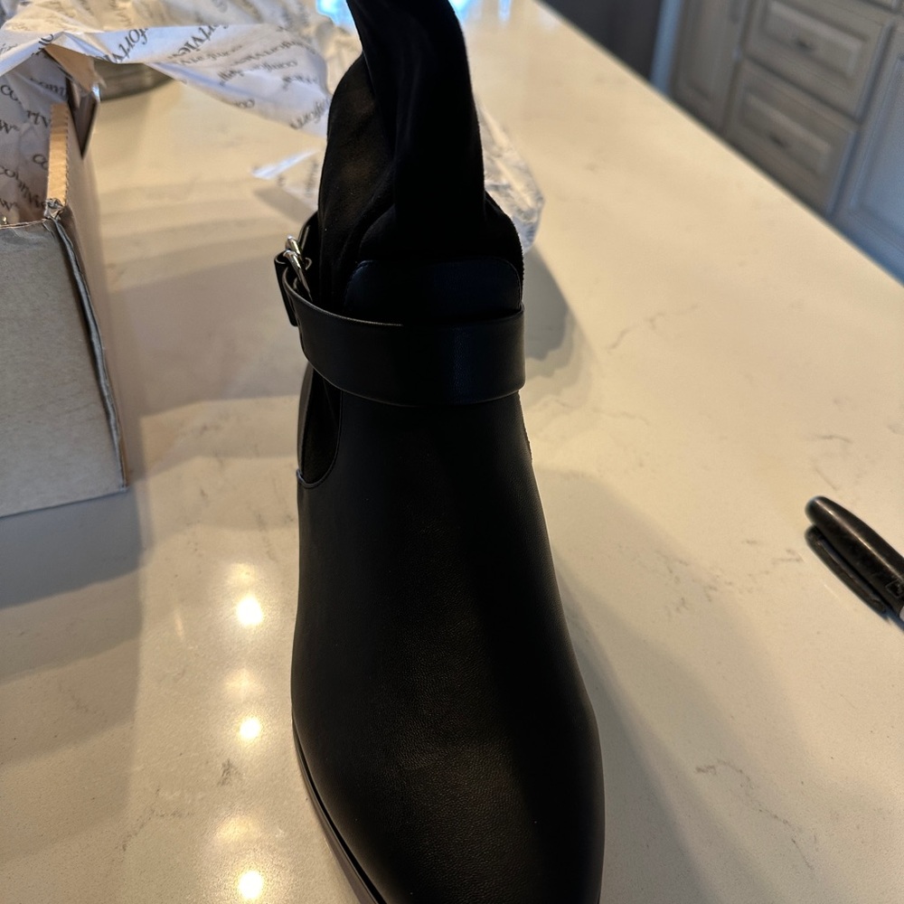 New, Nice Ladies Black Comfortview Boots 9 1/2 M